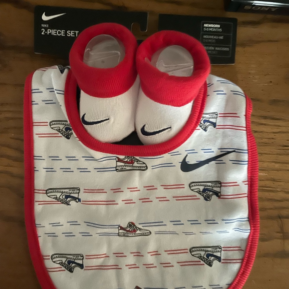 Nike newborn gift set